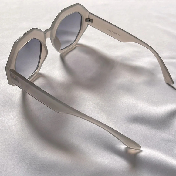 SUNGLASSES NWOT Light Grey Hexagon Frame Light Lens - Picture 3 of 6